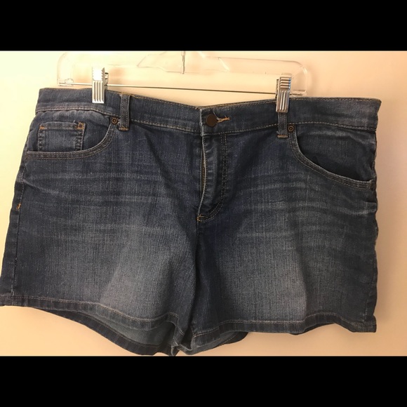 Women’s Denim Shorts - Picture 2 of 4